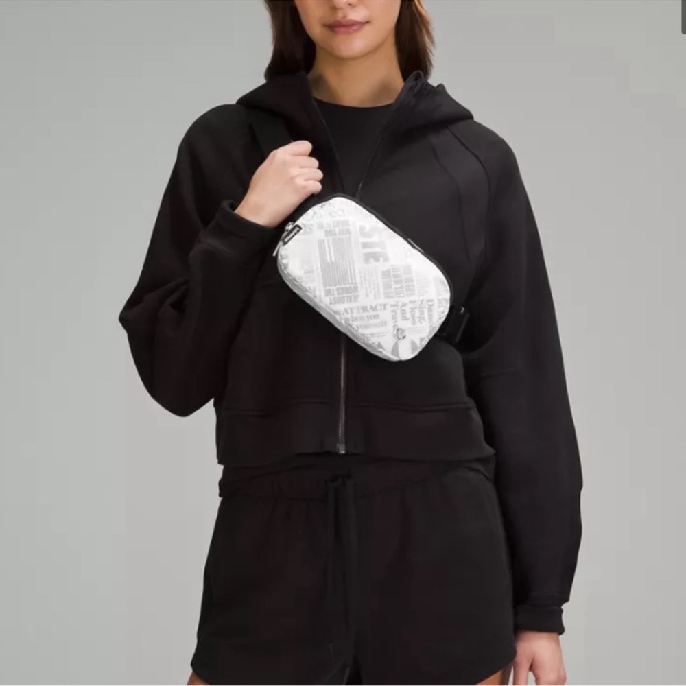 Lululemon Athletica Everywhere Belt Bag 1L
Manifesto Print NEW WITH TAGS